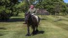 الملكة إليزابيث وعشق الخيول.. قصة امتطاء صهوة الزمن (صور)  