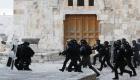 بالصور.. مواجهات في القدس بعد اقتحام الشرطة الإسرائيلية للمسجد الأقصى
