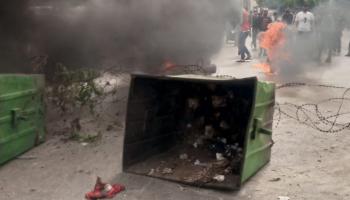 محتجون في طرابلس يقطعون شارعا في المدينة خلال احتجاجات