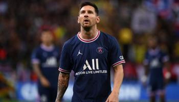 كم عدد بطولات ميسي بعد التتويج بالدوري الفرنسي؟