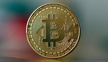 بيتكوين تخسر 5% 
