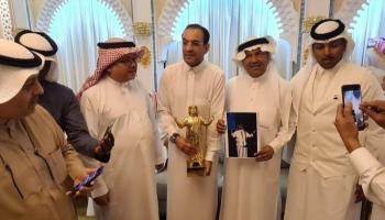 الفنان السعودي محمد عبده يتلقى هديته