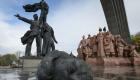 "المجد لأوكرانيا".. هتافات رافقت سقوط تمثال الصداقة مع روسيا