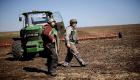 لحرث الحقول.. مزارعو أوكرانيا يتحصنون بـ"السترات الواقية"