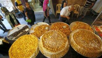 مخبز يعرض الكعك للبيع قبل حلول عيد الفطر