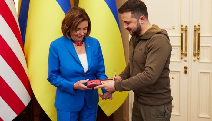 Nancy Pelosi, rencontre le président ukrainien, Zelensky, à Kiev