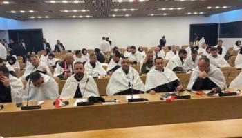 نواب التيار الصدري يتوشحون بالزي الأبيض في أولى جلسات البرلمان