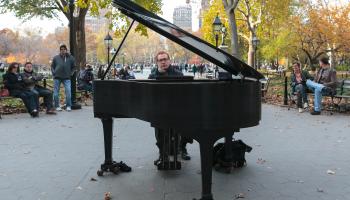 USA : un pianiste offre des moments de relaxation dans la rue