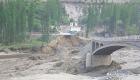 Pakistan'da taşan göl köprüyü yıktı
