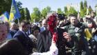 ویدئو | پاشیدن رنگ قرمز به صورت سفیر روسیه در لهستان