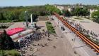Ukraine: les citoyens prorusses défilent à Marioupol pour le 9 mai