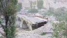 فيضانات مدمرة تسحق جسرا في باكستان (فيديو)