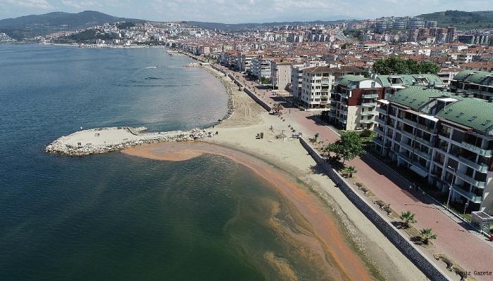 İstanbul'da denizin rengi değişti