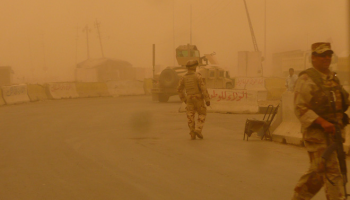 ویدئو | تعطیلی مدارس، ادارات و پروازها در عراق در پی طوفان گرد و خاک