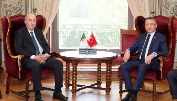 الرئيس الجزائري ونائب أردوغان قبل مراسم التقليد