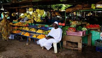 بائع سوداني في سوق بالخرطوم - رويترز