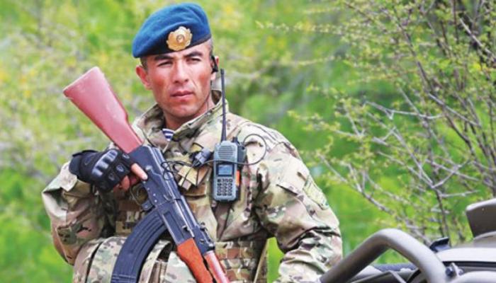 جندي طاجيكي من فرقة مكافحة الارهاب خلال احدى المداهمات 