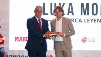 مودريتش يتسلم جائزة الأسطورة