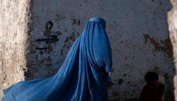 سيدة أفغانية ترتدي البرقع