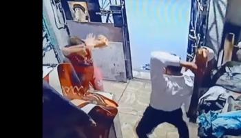 المتهم أثناء الاعتداء على زوجته