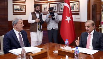 رئيس وزراء باكستان ووزير الدفاع التركي خلال اللقاء
