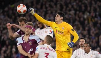 ياسين بونو حارس إشبيلية