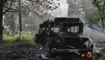 سيارة محترقة جراء قصف في أحد شوارع أوكرانيا
