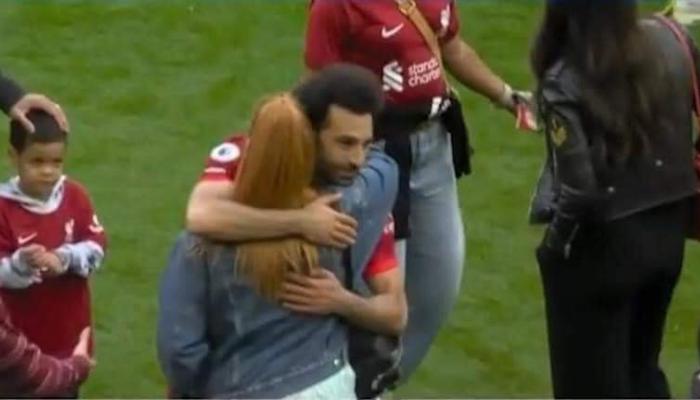 من هي الفتاة التي احتضنها محمد صلاح بعد ختام الدوري الإنجليزي؟