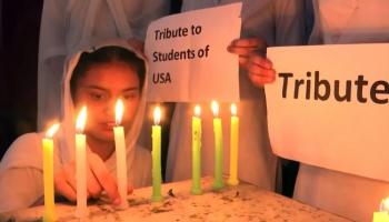 ویدئو | روشن کردن شمع به یاد قربانیان تیراندازی در دبستانی در تگزاس 