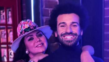 رانيا يوسف إلى جوار تمثال محمد صلاح