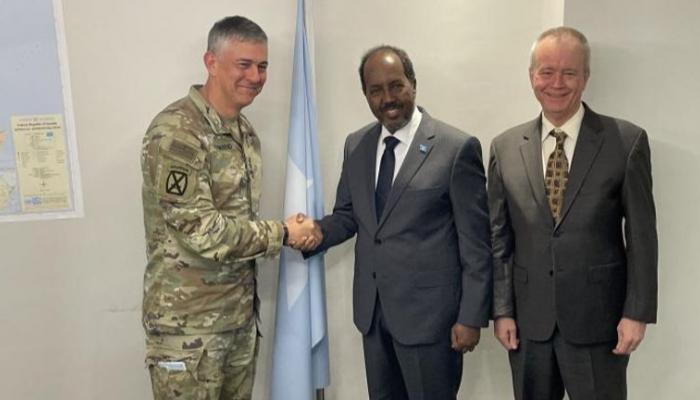 الرئيس الصومالي المنتخب يصافح قائد أفريكوم