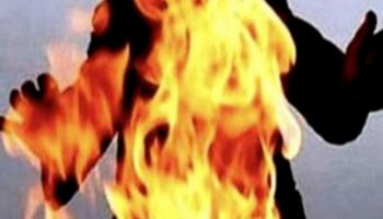 عامل يشعل النار في صديقه