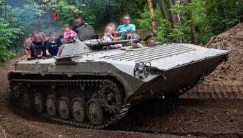 أطفال ومدنيون يركبون دبابة روسية في ألمانيا