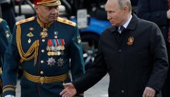 الرئيس الروسي فيلاديمير بوتين مع وزير دفاعه