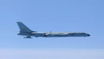 قاذفة صينية من طراز H-6 تحلق فوق بحر الصين