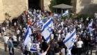 مسيرة الأعلام.. مئات اليمينيين الإسرائيليين يتجمعون بباب العامود