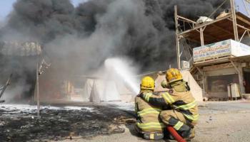 رجال الإطفاء أثناء مكافحة الحريق