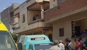 لحظة تواجد الجهات المعنية أمام منزل الضحايا