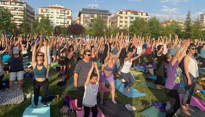 Eskişehir'de kadınlar 'yoga yasağına' yoga yaparak yanıt verdi