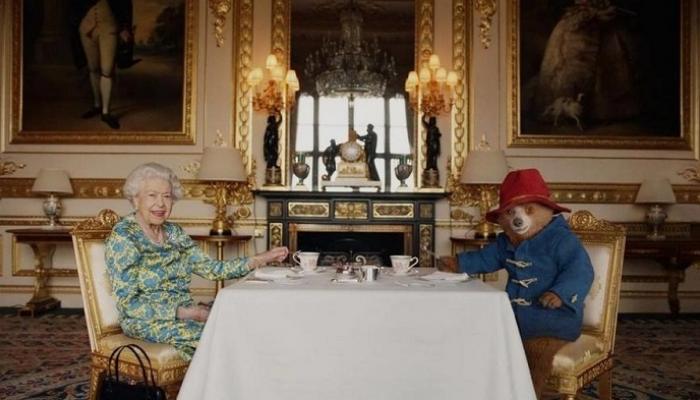 الملكة إليزابيث تلتقي الدب بادينجتون بقصر باكنجهام (فيديو)