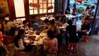 سكان بكين يعودون إلى المطاعم بعد شهر من "سجن كورونا"