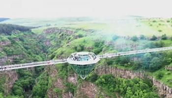 Nouvelle attraction touristique en Géorgie : un pont de verre en forme de diamant 