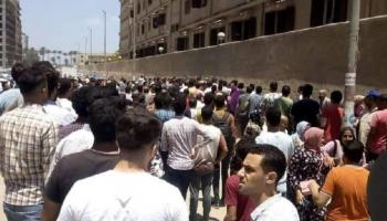 المارة يتجمعون في موقع الجريمة عقب ارتكابتها