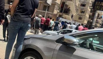 طالبة المنصورة أمام الجامعة بعد طعنها