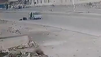 الفتاة لحظة إلقاء نفسها من السيارة