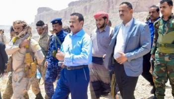 محافظ شبوة يتفقد حاجز التفتيش التي تعرض لهجوم غادر من تنظيم القاعدة