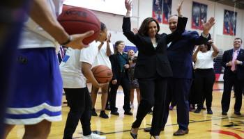 كامالا هاريس تحتفل مع زوجها دوج إمهوف برمياتها الفاشلة- الفرنسية