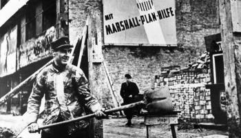 لافتة تحمل اسم خطة مارشال لإعادة إعمار أوروبا