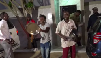 Sénégal: Les partisans de l'opposition frappent des casseroles et des poêles lors d'une manifestion