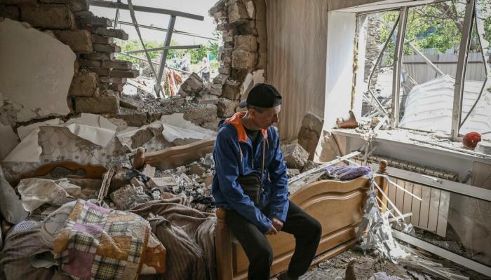 مواطن أوكراني في منزله بعد قصف في دونباس